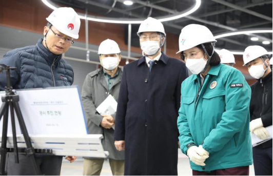 The head of Gangdong-gu Lee Soo-hee (4th from the left) visited the construction site ahead of the opening of Amsa Historical Park Station.