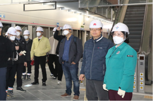The head of Gangdonggu (1st from the right) visited the construction site ahead of the opening of Amsa Historical Park Station.
